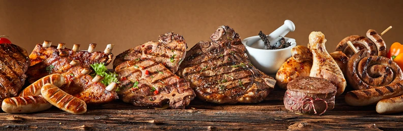 Pinchos de carne listos para cocinar